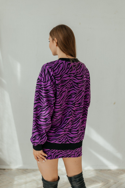 Трикотажный костюм со зеброй: юбка мини и оверсайз Стильная леди М-796 фиолетовый - фото 11