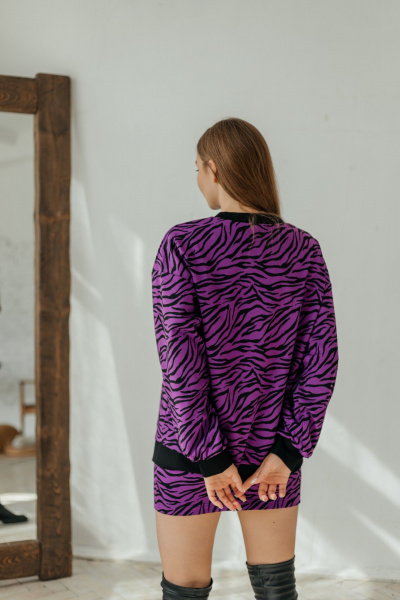 Трикотажный костюм со зеброй: юбка мини и оверсайз Стильная леди М-796 фиолетовый - фото 10