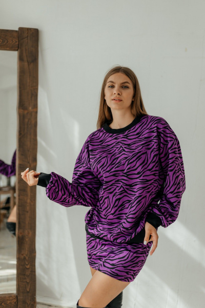 Трикотажный костюм со зеброй: юбка мини и оверсайз Стильная леди М-796 фиолетовый - фото 6