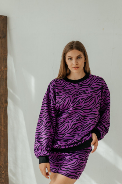 Трикотажный костюм со зеброй: юбка мини и оверсайз Стильная леди М-796 фиолетовый - фото 4