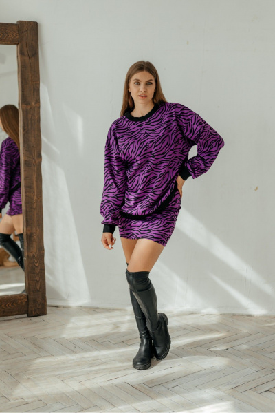 Трикотажный костюм со зеброй: юбка мини и оверсайз Стильная леди М-796 фиолетовый - фото 8