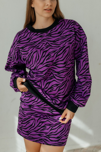 Трикотажный костюм со зеброй: юбка мини и оверсайз Стильная леди М-796 фиолетовый - фото 5