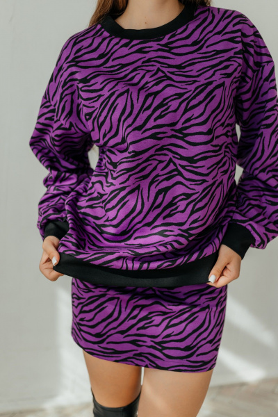 Трикотажный костюм со зеброй: юбка мини и оверсайз Стильная леди М-796 фиолетовый - фото 3