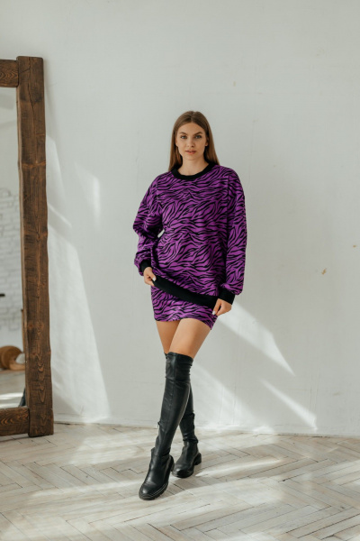 Трикотажный костюм со зеброй: юбка мини и оверсайз Стильная леди М-796 фиолетовый - фото 2