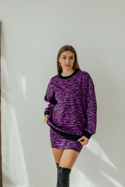 Трикотажный костюм со зеброй: юбка мини и оверсайз Стильная леди М-796 фиолетовый - фото 7