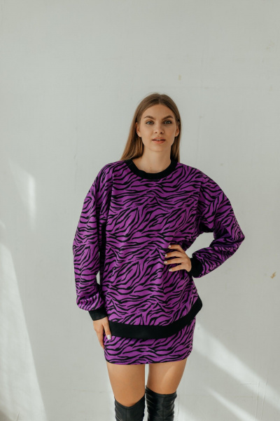 Трикотажный костюм со зеброй: юбка мини и оверсайз Стильная леди М-796 фиолетовый - фото 1