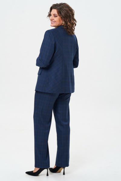 Двойка из текстильных брюк и удлиненного жакета с застежкой на пуговицы БелЭльСтиль 412-3 03 22+596-2 89 22_синий - фото 7