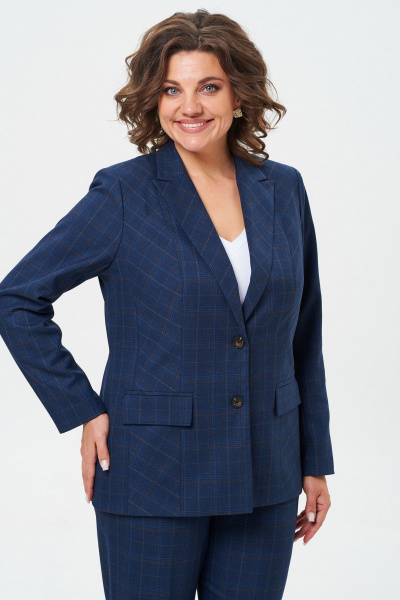 Двойка из текстильных брюк и удлиненного жакета с застежкой на пуговицы БелЭльСтиль 412-3 03 22+596-2 89 22_синий - фото 6