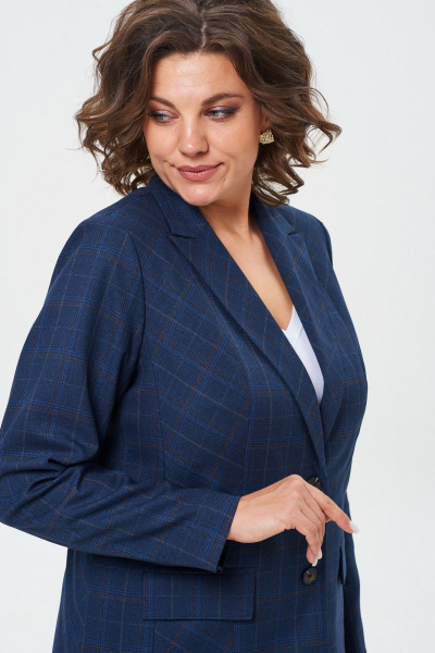 Двойка из текстильных брюк и удлиненного жакета с застежкой на пуговицы БелЭльСтиль 412-3 03 22+596-2 89 22_синий - фото 5