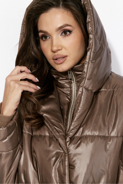 Пальто на кнопках с капюшоном, воротником-стойкой, регулируемым рукавом TAiER 1322 мокка - фото 5