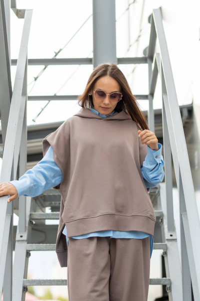 Жилет на каждый день с капюшоном из хлопка Twok 100804 какао - фото 5