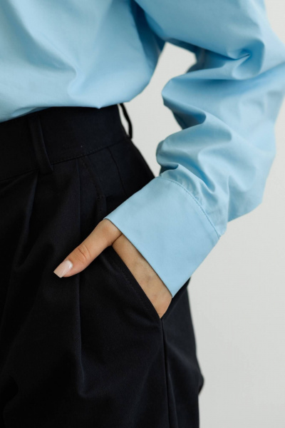 Голубая базовая рубашка на пуговицах с удлиненным кроем Twok 220002 голубая - фото 4