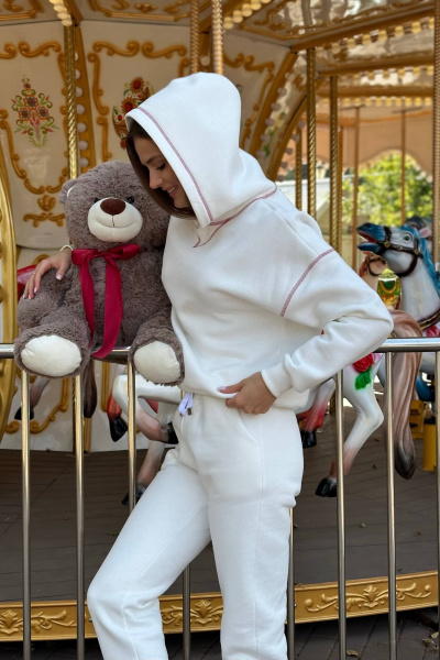 Костюм из футера с декоративной строчкой синего цвета Twok 300552 белый - фото 8