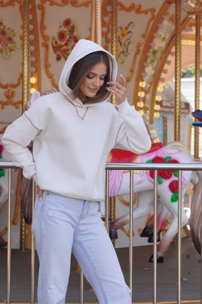 Костюм из футера с декоративной строчкой синего цвета Twok 300552 белый - фото 3