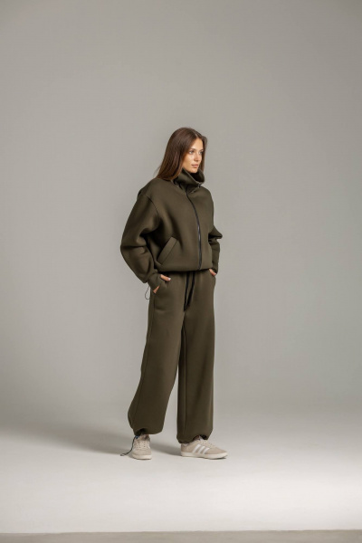 Костюм из фирмы с высоким воротником из фетра бейка и брюками зеленый Twok 300903 хаки - фото 6