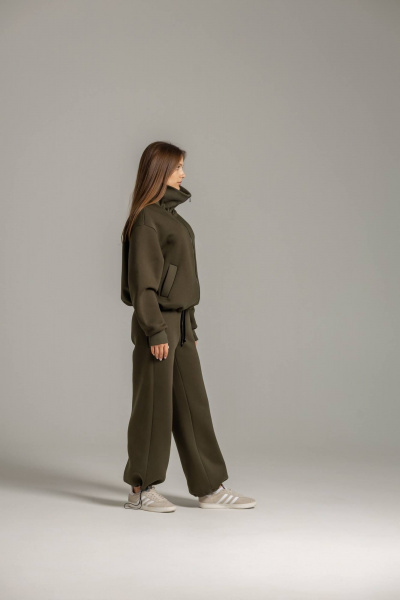 Костюм из фирмы с высоким воротником из фетра бейка и брюками зеленый Twok 300903 хаки - фото 5