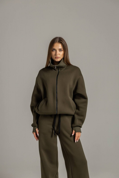 Костюм из фирмы с высоким воротником из фетра бейка и брюками зеленый Twok 300903 хаки - фото 1