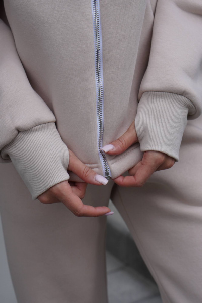 Костюм из теплофетра с высоким воротником бежевый для повседневной носки Twok 300905 латте - фото 9