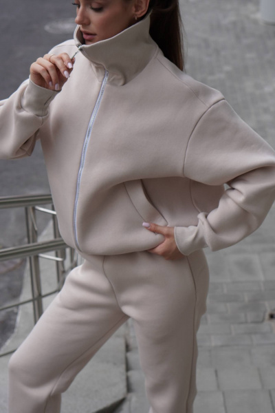 Костюм из теплофетра с высоким воротником бежевый для повседневной носки Twok 300905 латте - фото 8