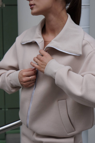 Костюм из теплофетра с высоким воротником бежевый для повседневной носки Twok 300905 латте - фото 7