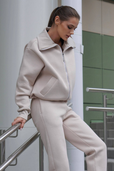 Костюм из теплофетра с высоким воротником бежевый для повседневной носки Twok 300905 латте - фото 4