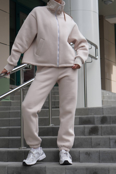 Костюм из теплофетра с высоким воротником бежевый для повседневной носки Twok 300905 латте - фото 3