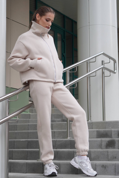 Костюм из теплофетра с высоким воротником бежевый для повседневной носки Twok 300905 латте - фото 1