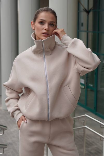 Костюм из теплофетра с высоким воротником бежевый для повседневной носки Twok 300905 латте - фото 2