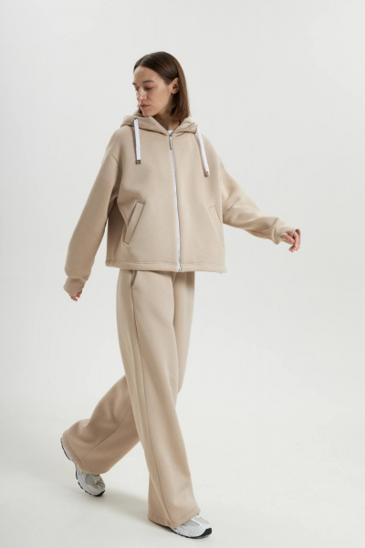Стильный костюм с капюшоном и брюками палаццо из теплого футера Twok 300915 латте - фото 6