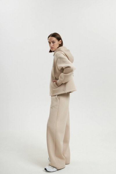 Стильный костюм с капюшоном и брюками палаццо из теплого футера Twok 300915 латте - фото 3