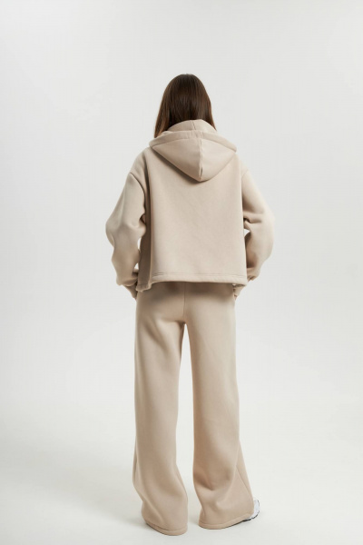 Стильный костюм с капюшоном и брюками палаццо из теплого футера Twok 300915 латте - фото 2