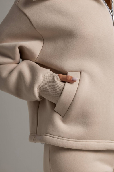 Бомбер с высокой горловиной и брюки на манжете из премиального футера Twok 300955 латте - фото 7