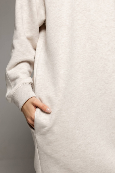 Платье с высоким воротником и металлической молнией из теплого футера Twok 400802 белый меланж - фото 3