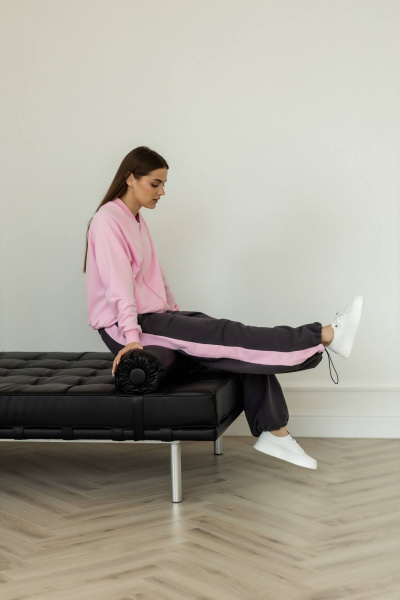 Костюм на каждый день из футера с велюром и лампасами Twok 400805 сакура/графит - фото 7