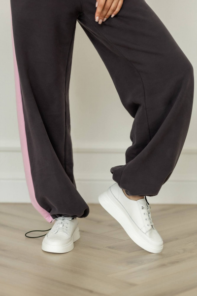 Костюм на каждый день из футера с велюром и лампасами Twok 400805 сакура/графит - фото 6