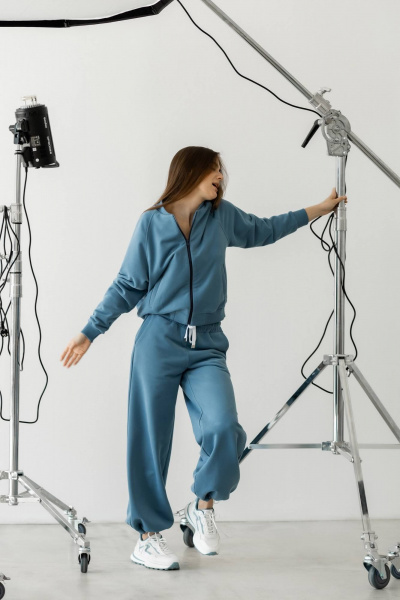 Комплект из футера с велюром: брюки и джемпер для повседневного стиля Twok 400807 деним - фото 7