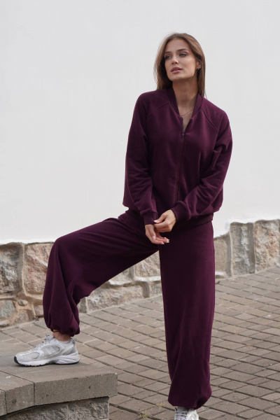 Спортивный костюм из футера с велюровым напылением в фиолетовом цвете Twok 400808 бургунди - фото 4