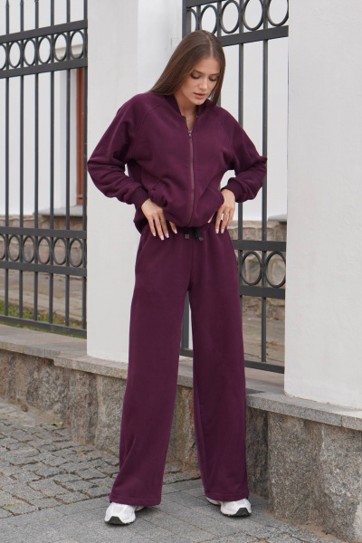 Спортивный костюм из футера с велюровым напылением в фиолетовом цвете Twok 400808 бургунди - фото 1