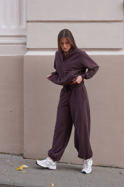 Стильный костюм из футера с велюром и фиксатором для любого гардероба Twok 400809 шоколад - фото 8