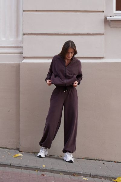 Стильный костюм из футера с велюром и фиксатором для любого гардероба Twok 400809 шоколад - фото 7