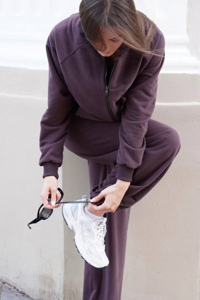 Стильный костюм из футера с велюром и фиксатором для любого гардероба Twok 400809 шоколад - фото 6