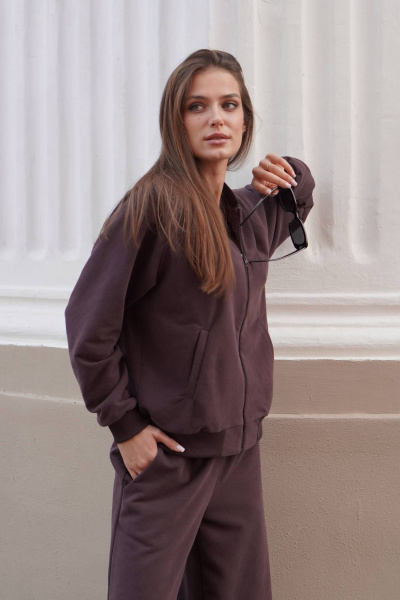 Стильный костюм из футера с велюром и фиксатором для любого гардероба Twok 400809 шоколад - фото 5