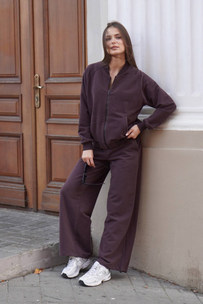 Стильный костюм из футера с велюром и фиксатором для любого гардероба Twok 400809 шоколад - фото 1