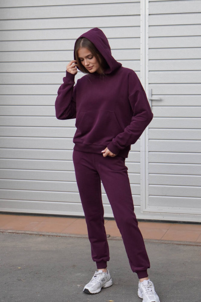 Фиолетовый костюм из футера с велюром: свитшот и брюки на манжете Twok 400818 бургунди - фото 1