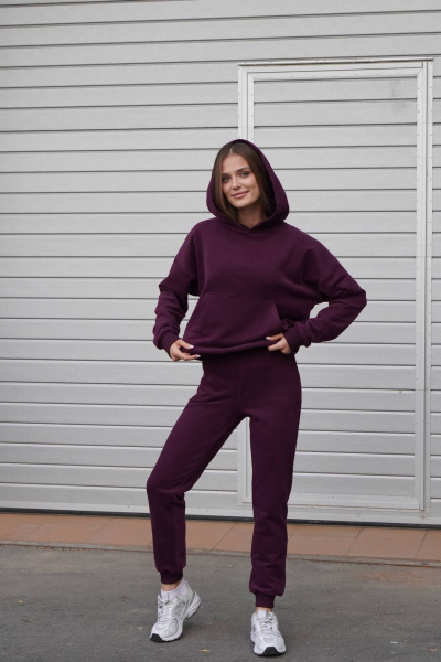 Фиолетовый костюм из футера с велюром: свитшот и брюки на манжете Twok 400818 бургунди - фото 2