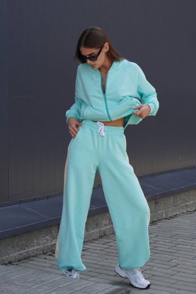 Костюм из футера колорблок с лампасами и брюками палаццо Twok 500802 тиффани/ванильный - фото 1