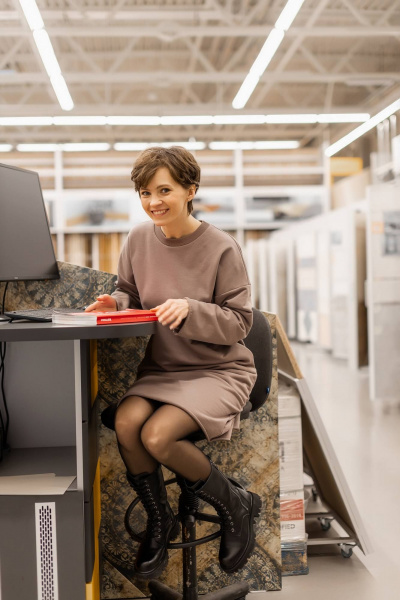 Мягкое платье с боковыми карманами из хлопка Twok 500805 какао - фото 2