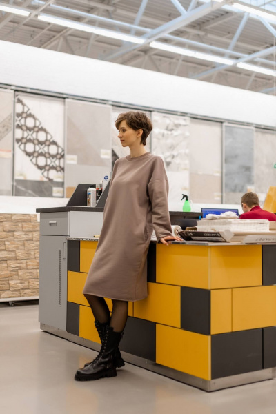 Мягкое платье с боковыми карманами из хлопка Twok 500805 какао - фото 1