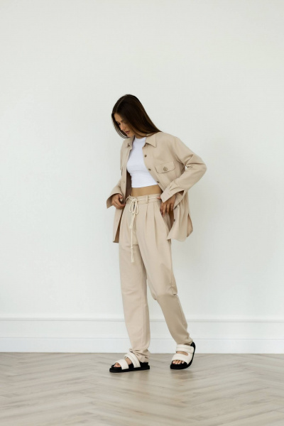 Бежевый костюм с рубашкой и брюками со складками Twok 500807 бежевый - фото 6