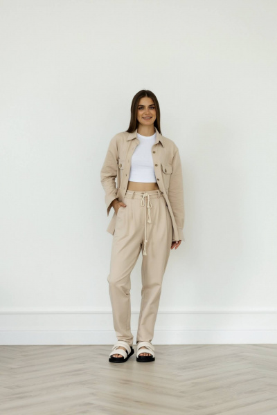 Бежевый костюм с рубашкой и брюками со складками Twok 500807 бежевый - фото 5